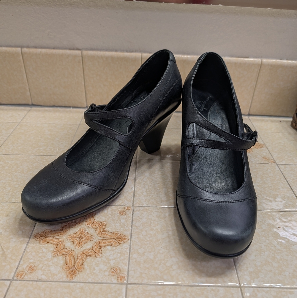 Dromedaris Black Mary Jane Heels
